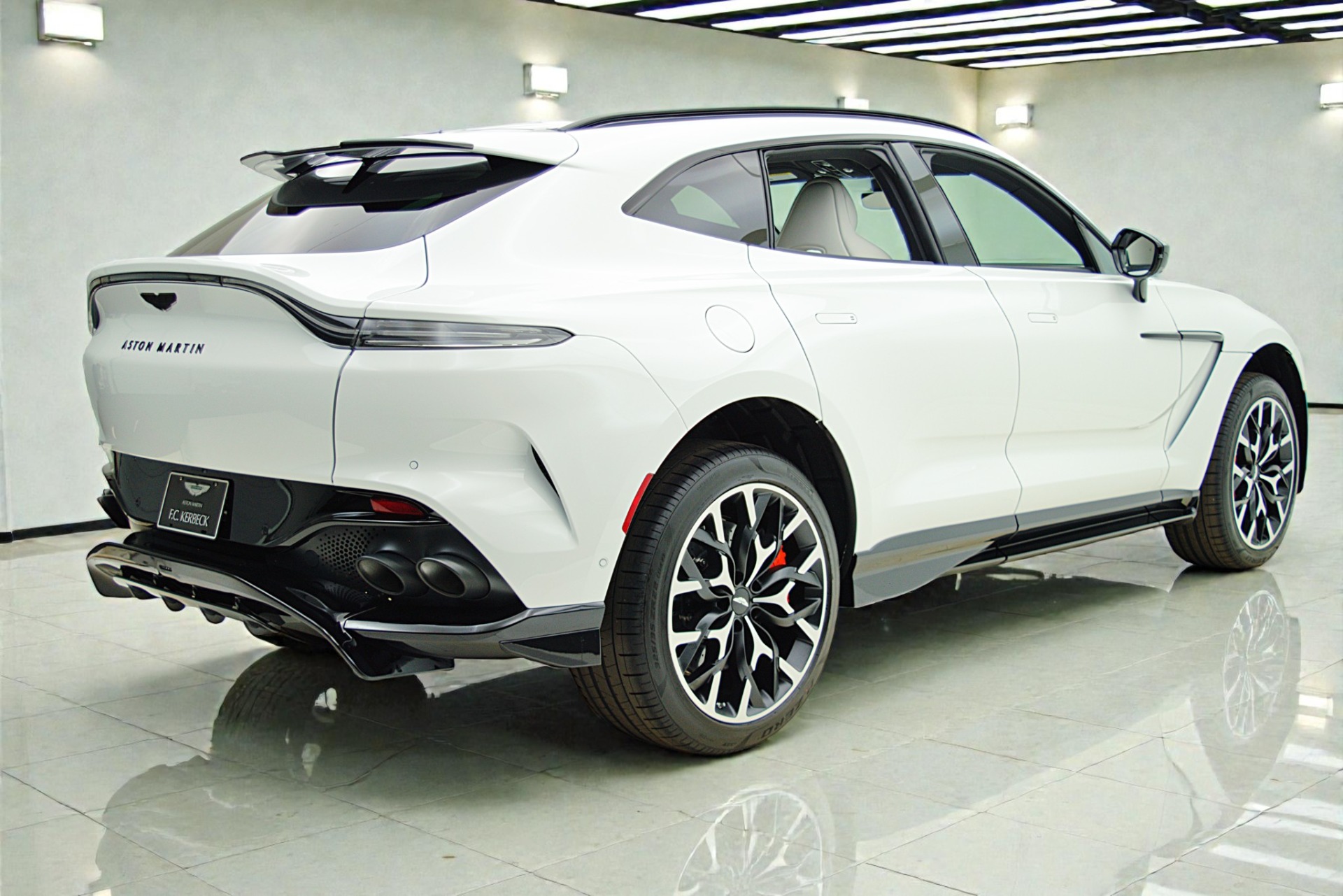 2023 Aston Martin DBX 707 - Photo 10