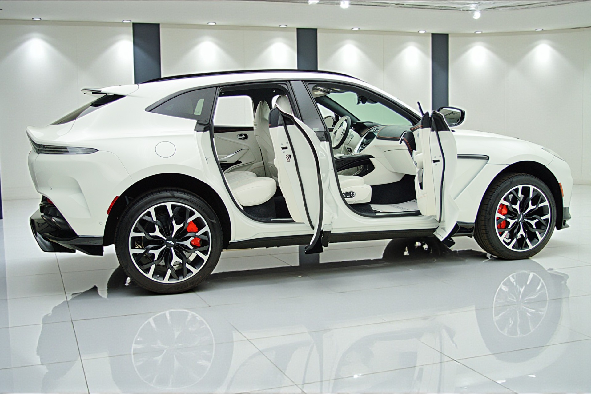 2023 Aston Martin DBX 707 - Photo 11
