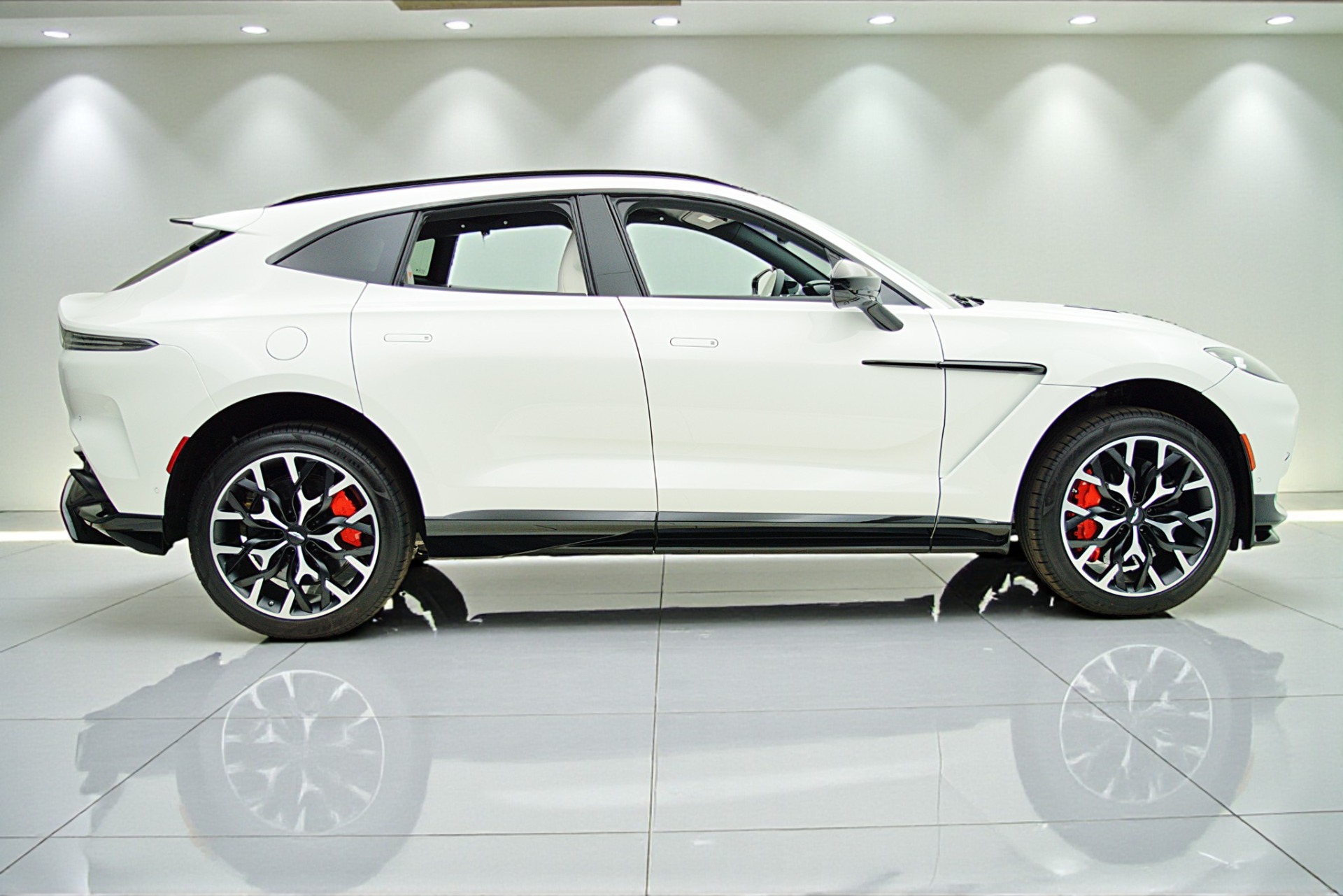 2023 Aston Martin DBX 707 - Photo 12
