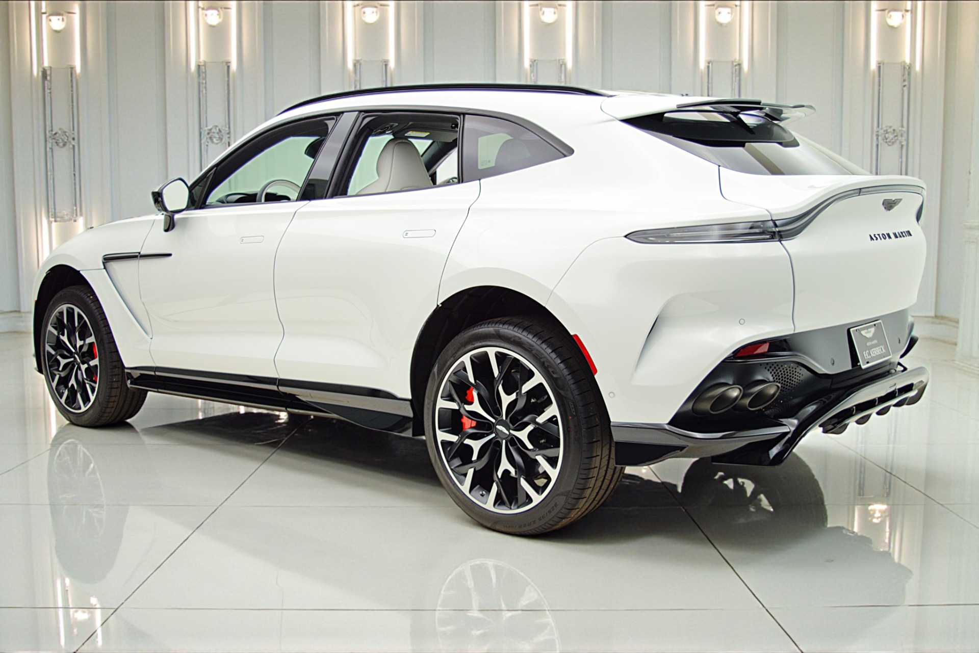 2023 Aston Martin DBX 707 - Photo 8