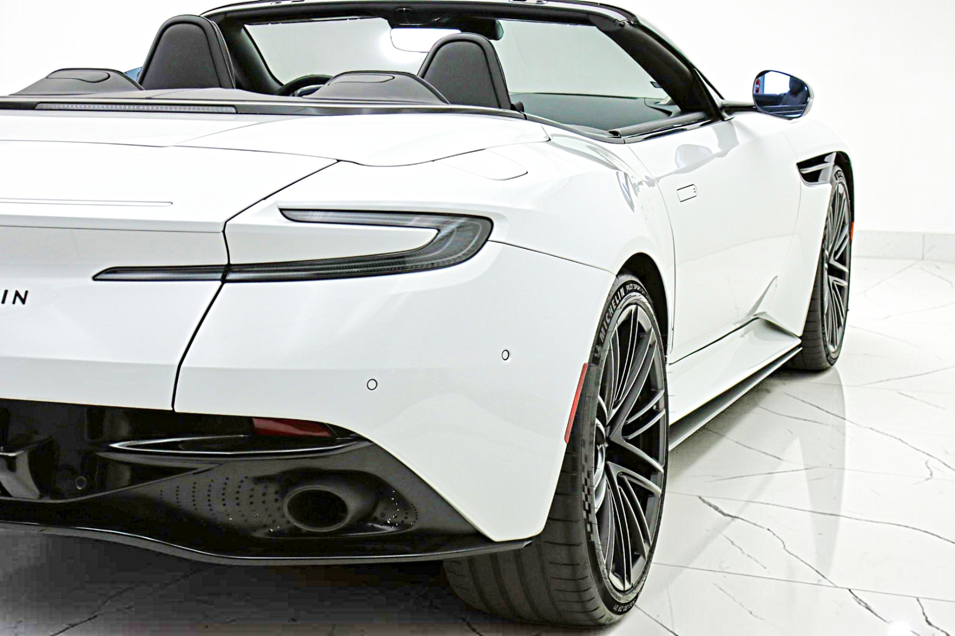 2024 Aston Martin DB12 Base - Photo 11