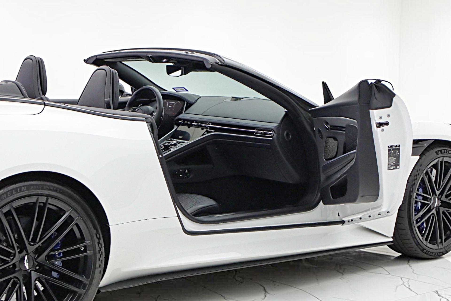 2024 Aston Martin DB12 Base - Photo 15