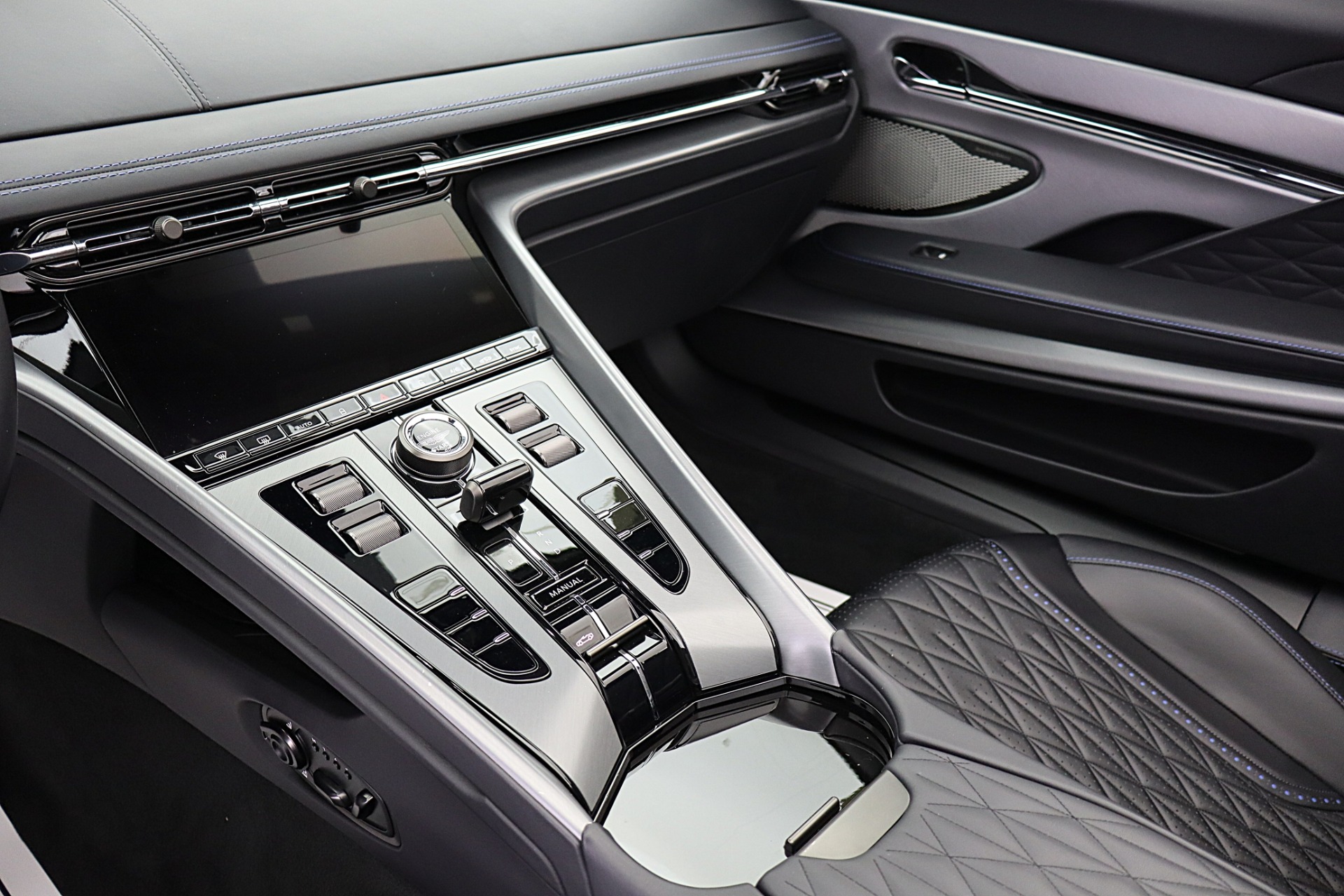 2024 Aston Martin DB12 Base - Photo 38
