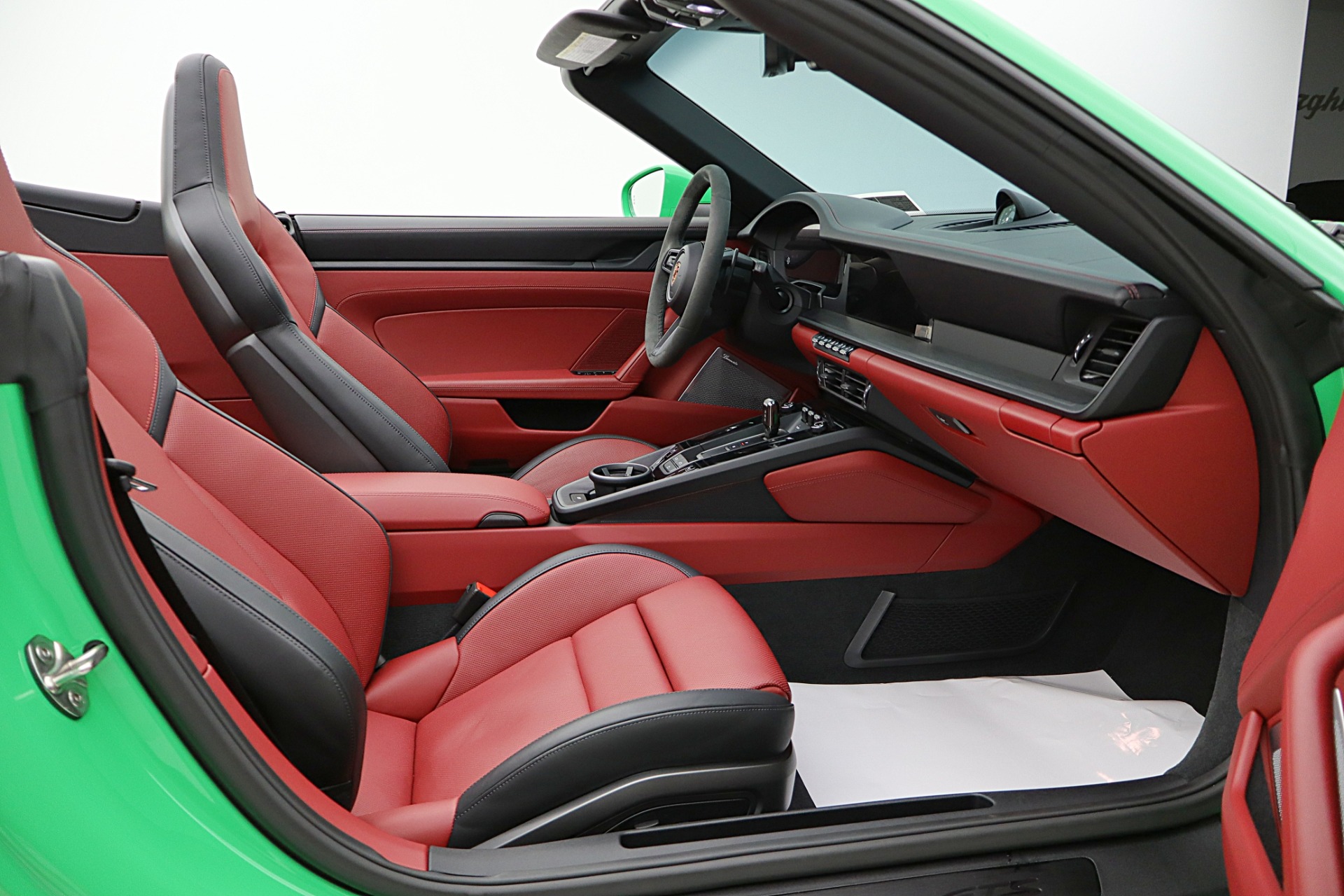 2025 Porsche 911 GTS - Photo 31