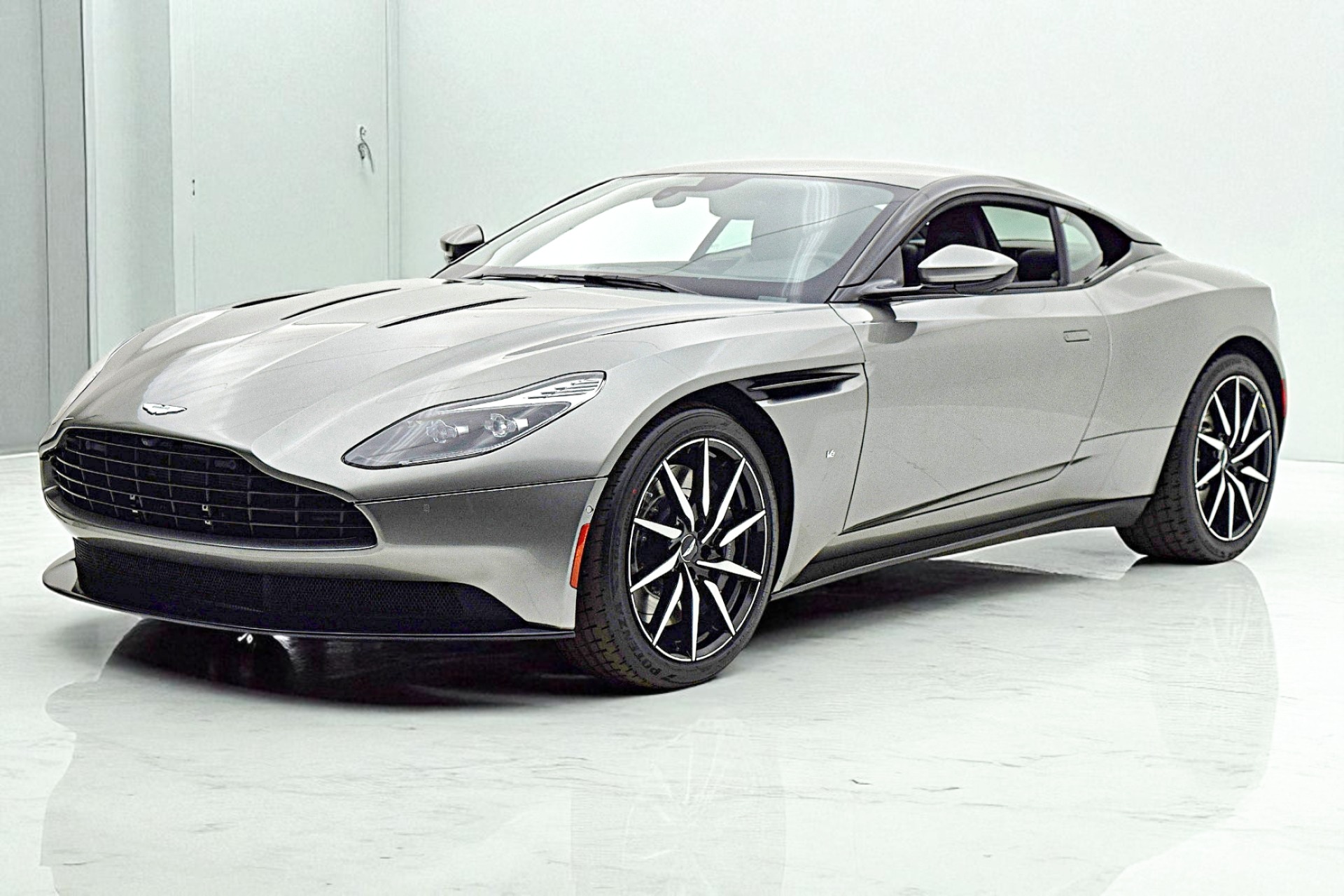 Used 2018 Aston Martin DB11 V12 for sale $114,000 at F.C. Kerbeck Aston Martin in Palmyra NJ 08065 2