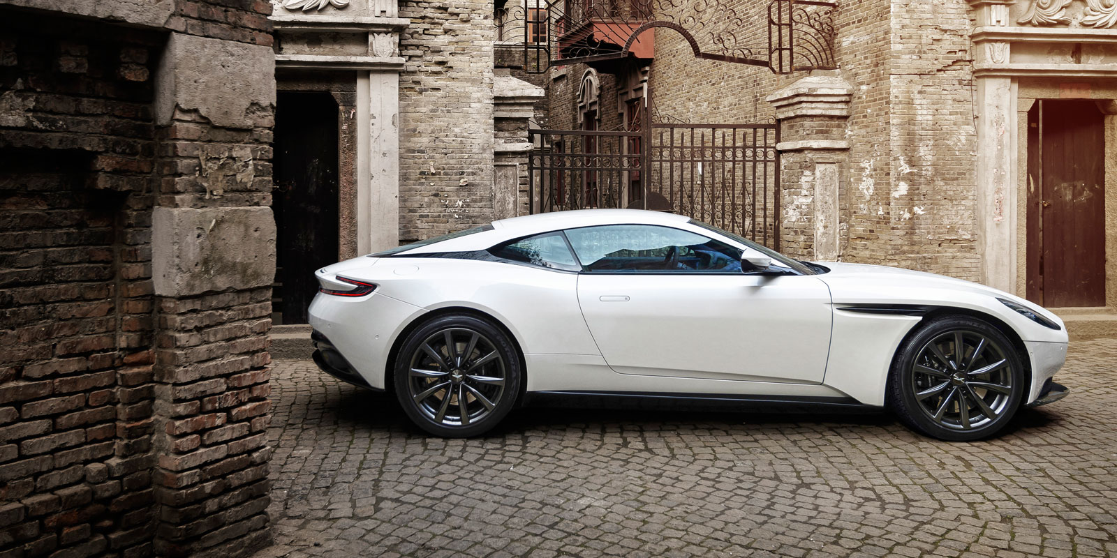 DB11 V8 Coupe